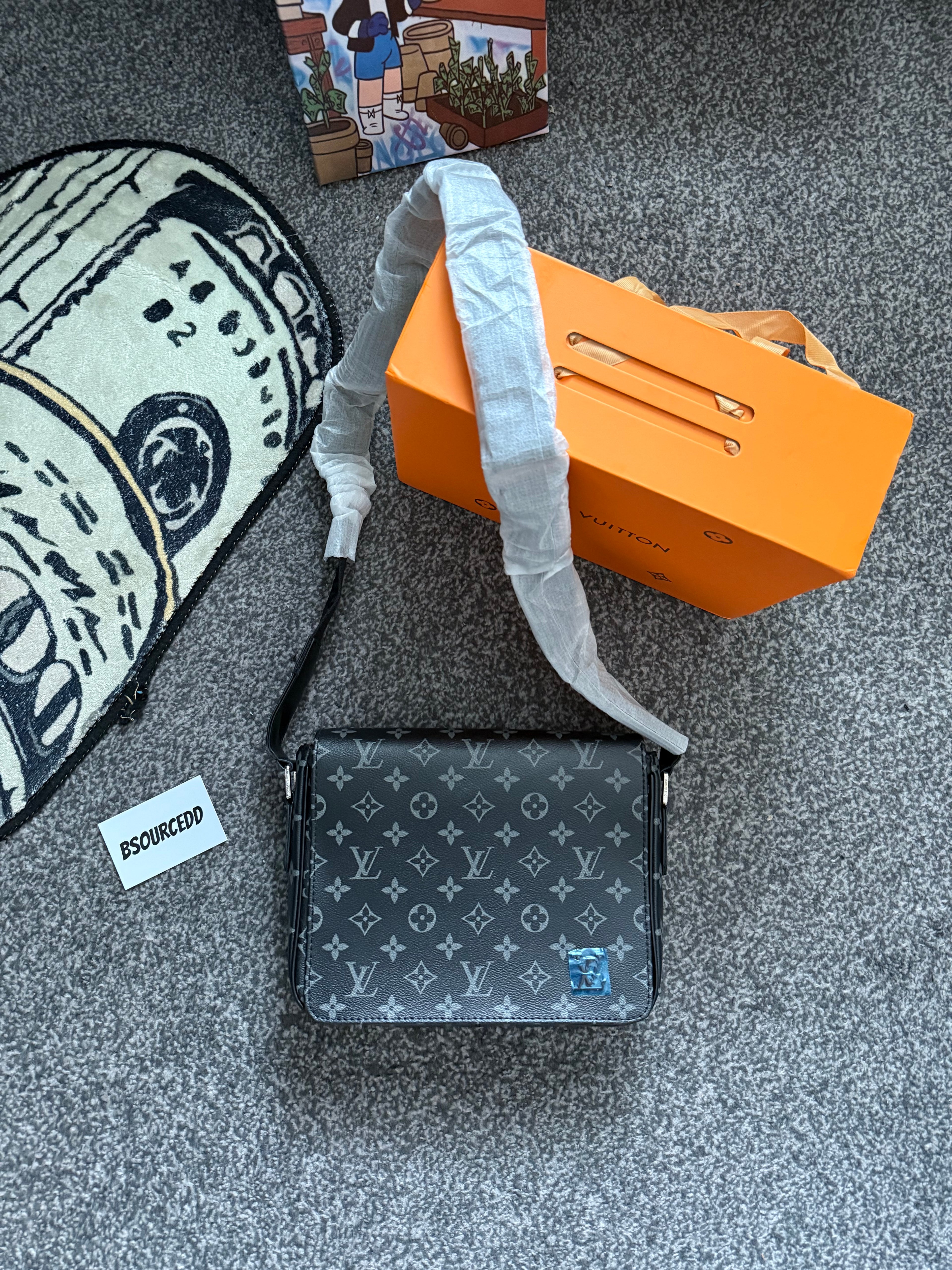 LV MESSENGER BAG