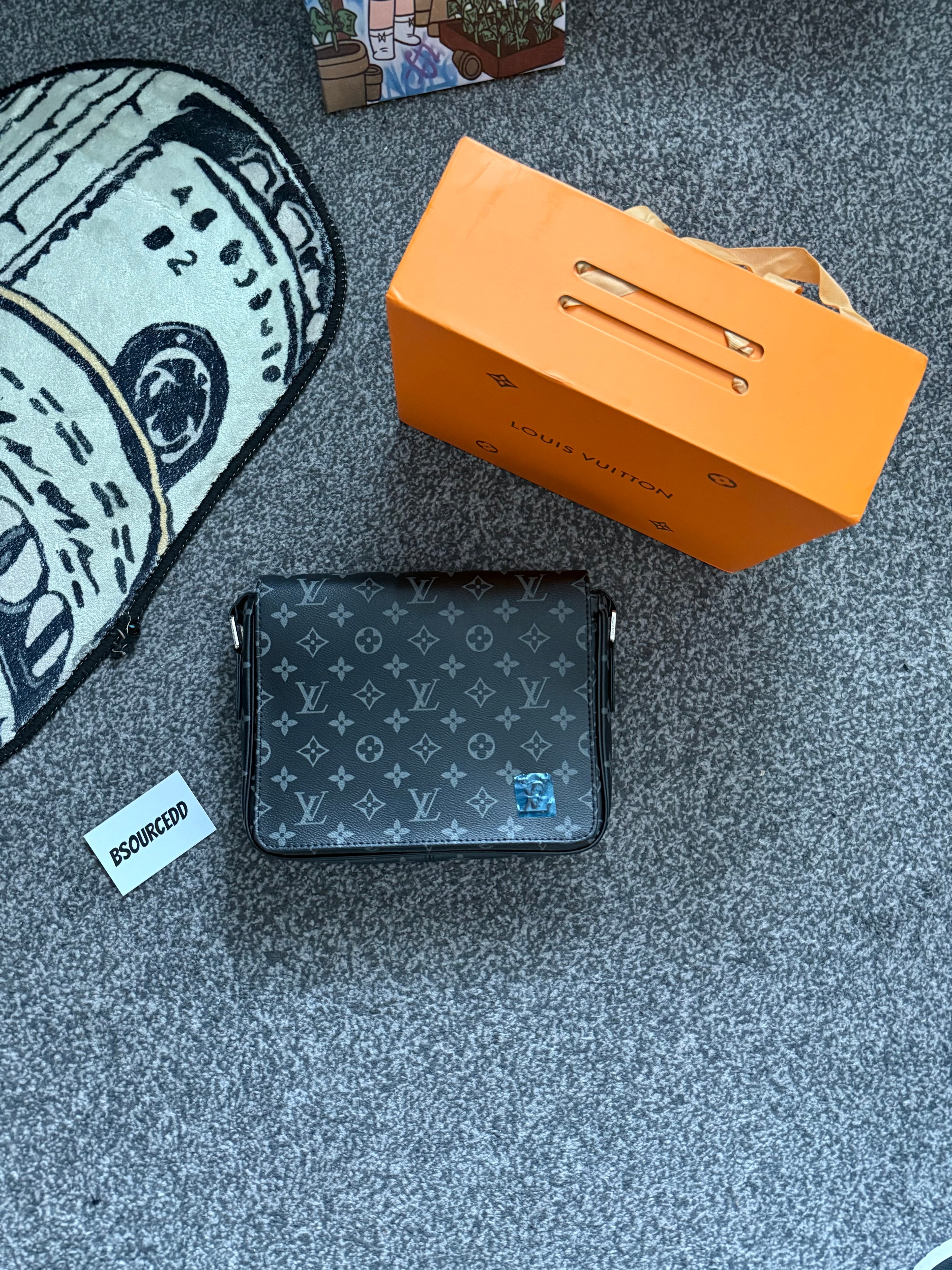 LV MESSENGER BAG