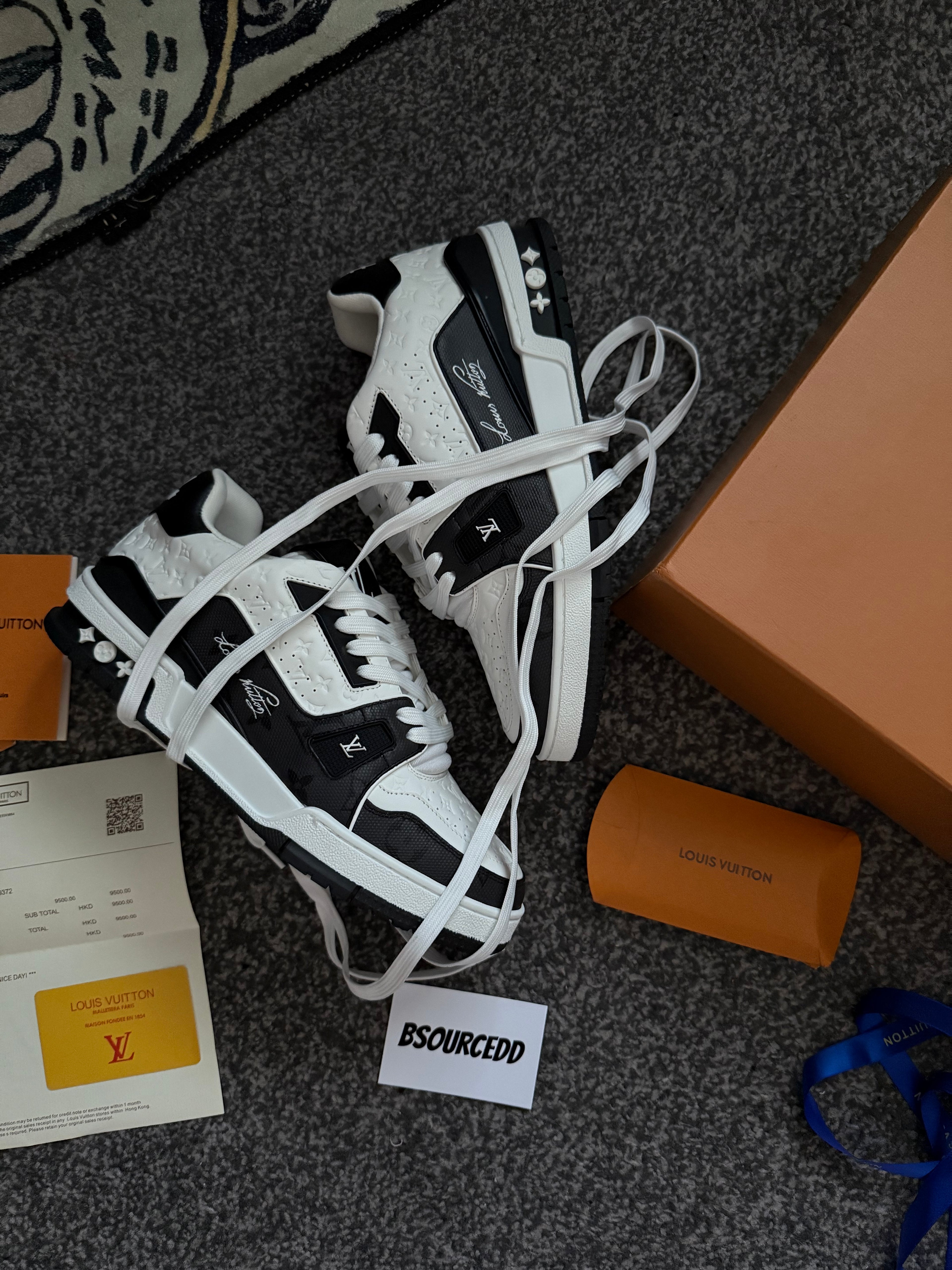 LV TRAINER BLACK & WHITE