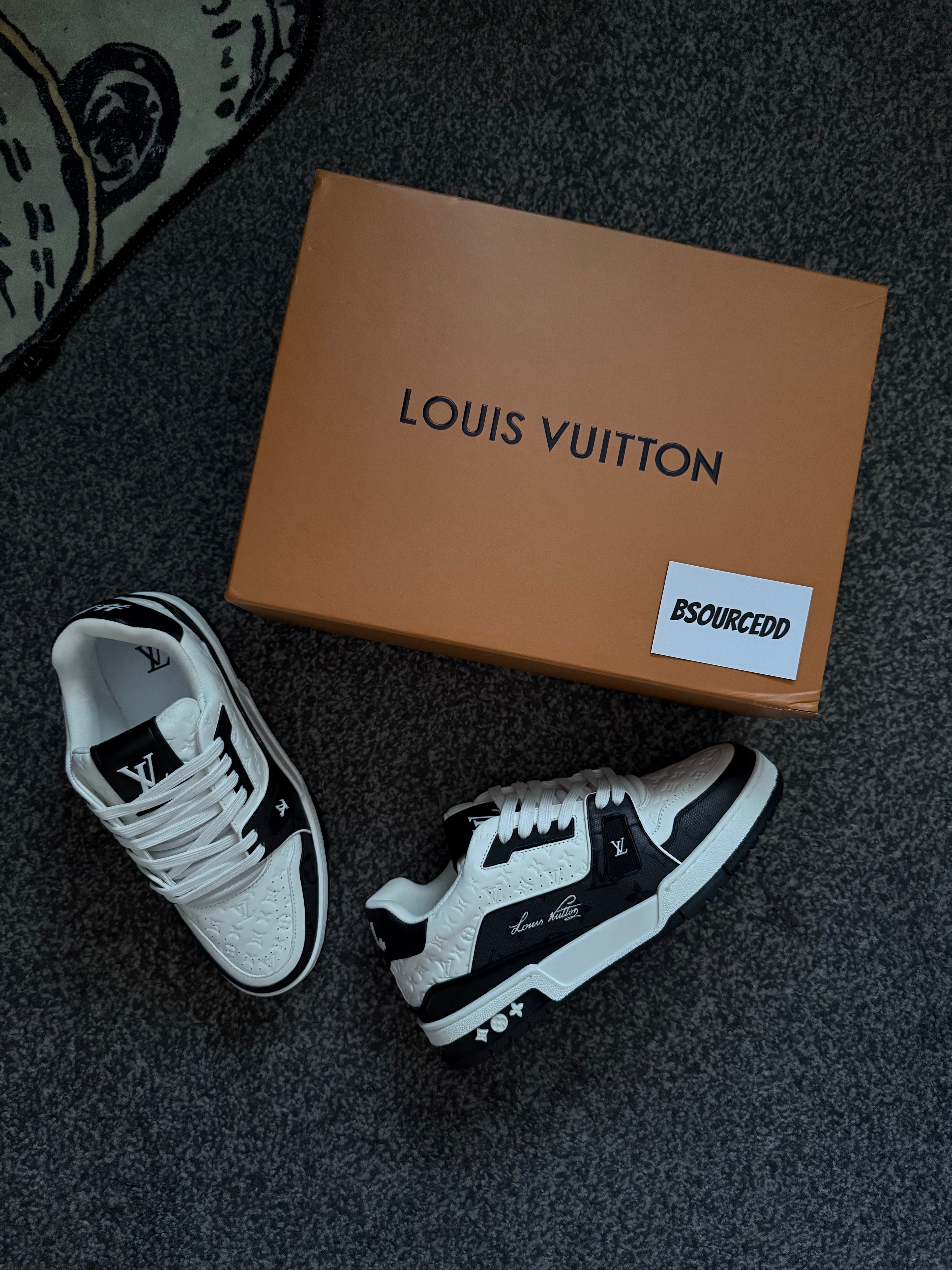 LV TRAINER BLACK & WHITE