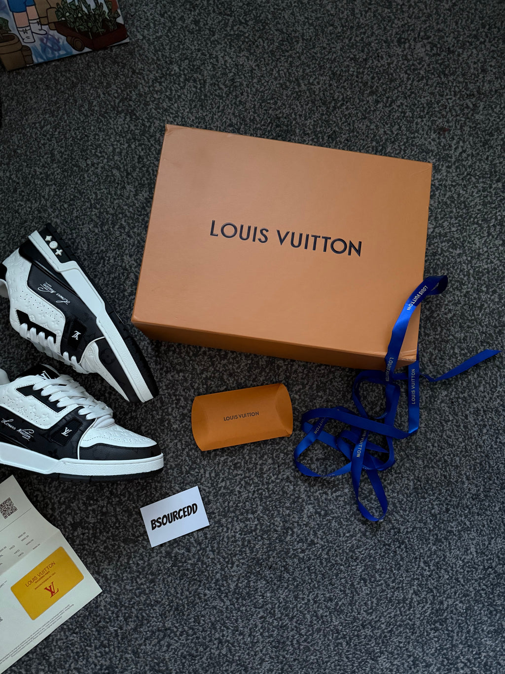 LV TRAINER BLACK & WHITE