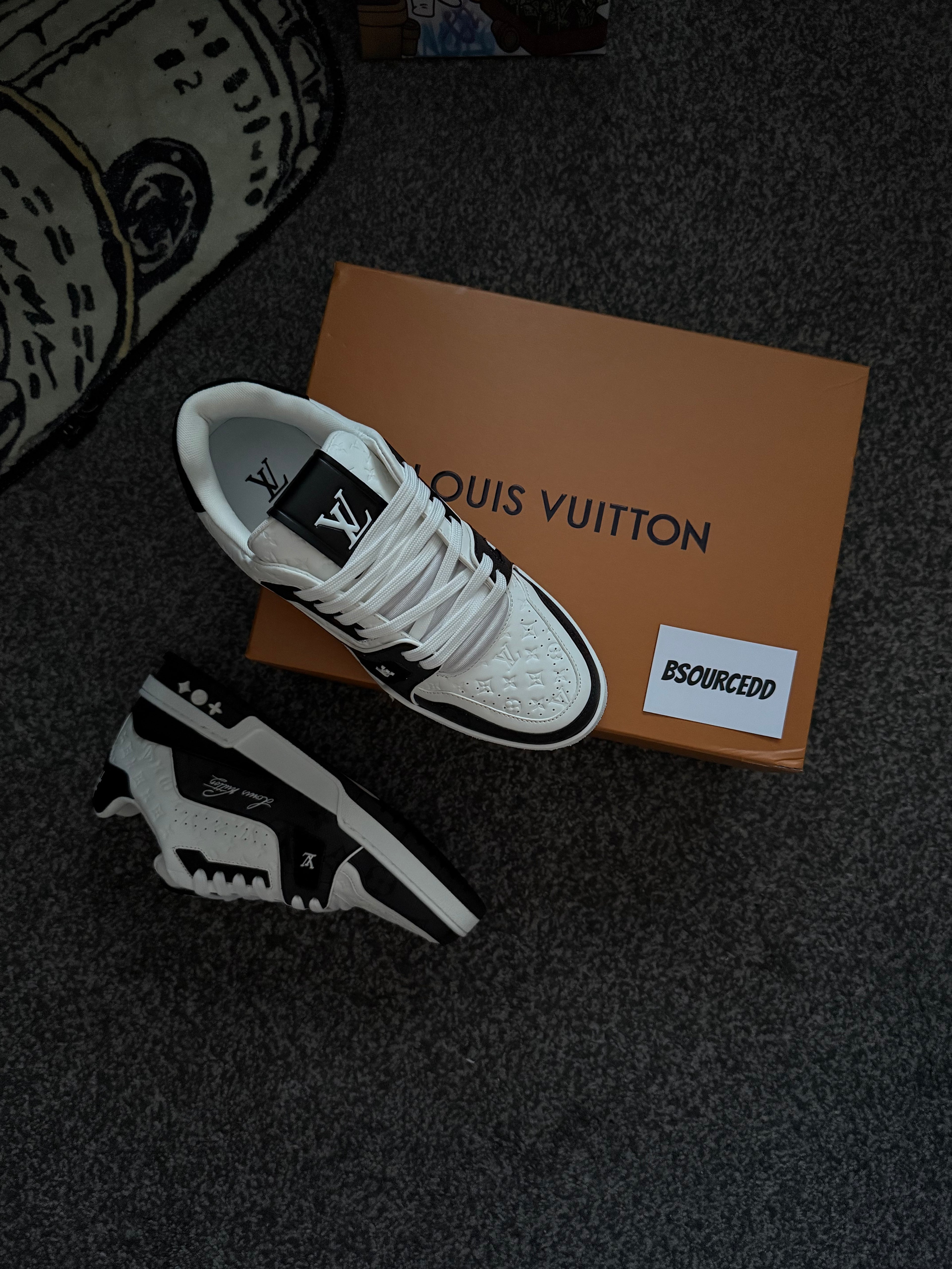 LV TRAINER BLACK & WHITE