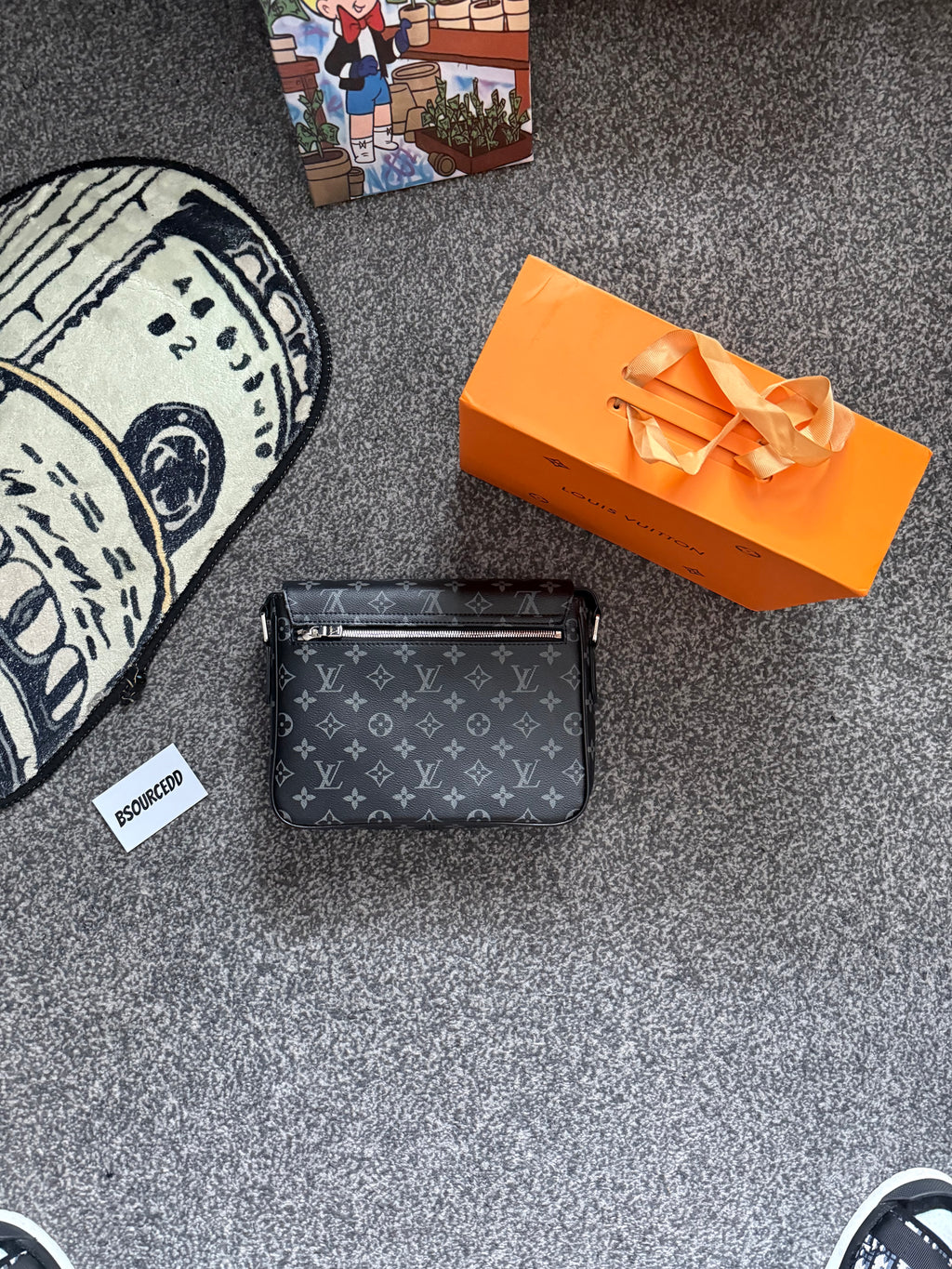 LV MESSENGER BAG