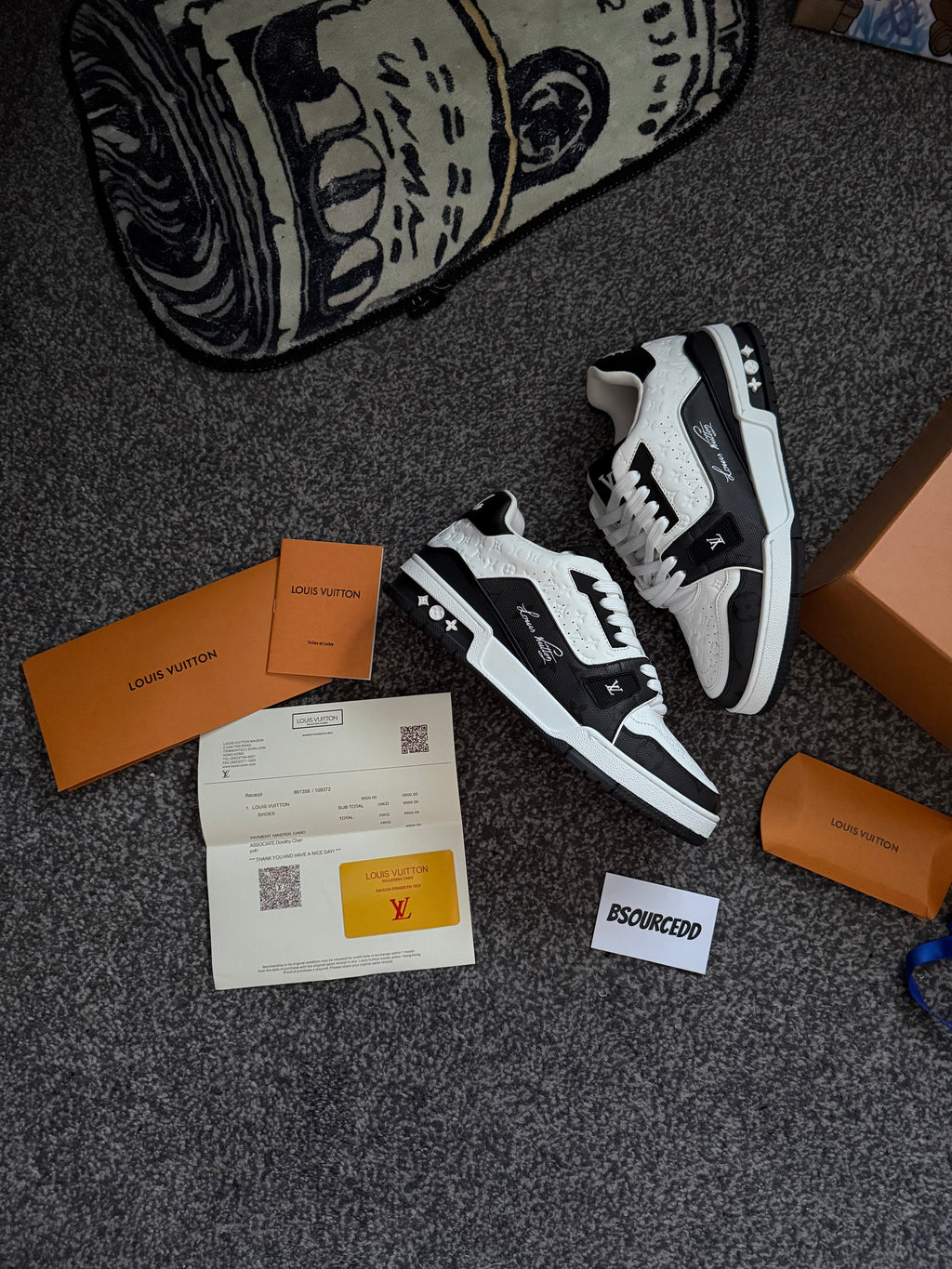 LV TRAINER BLACK & WHITE