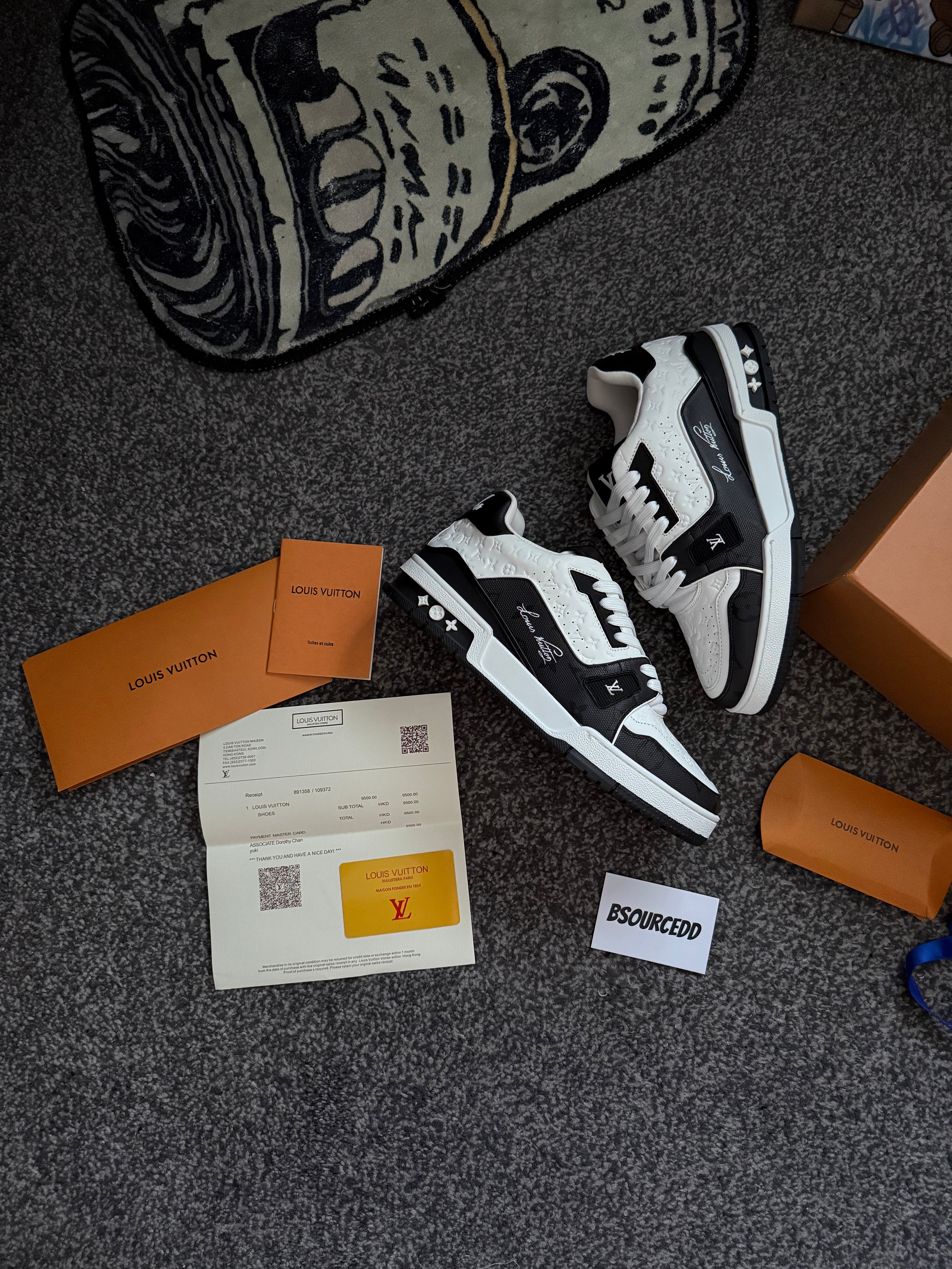 LV TRAINER BLACK & WHITE