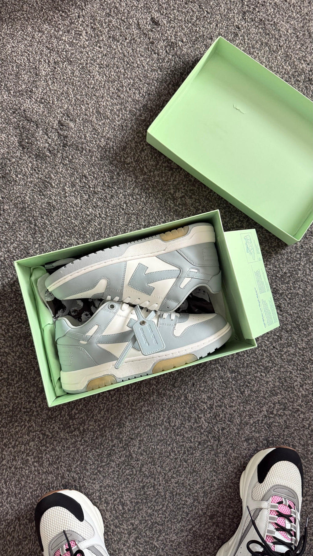OFF WHITE ‘OUT OF OFFICE’